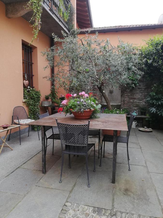 A Due Passi Dal Castello Acomodação com café da manhã Somma Lombardo Exterior foto