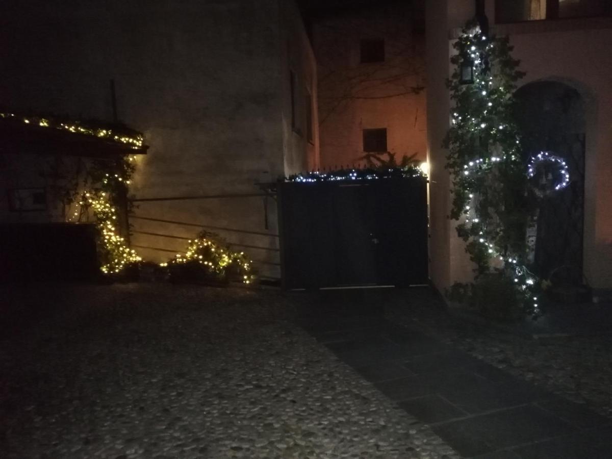 A Due Passi Dal Castello Acomodação com café da manhã Somma Lombardo Exterior foto