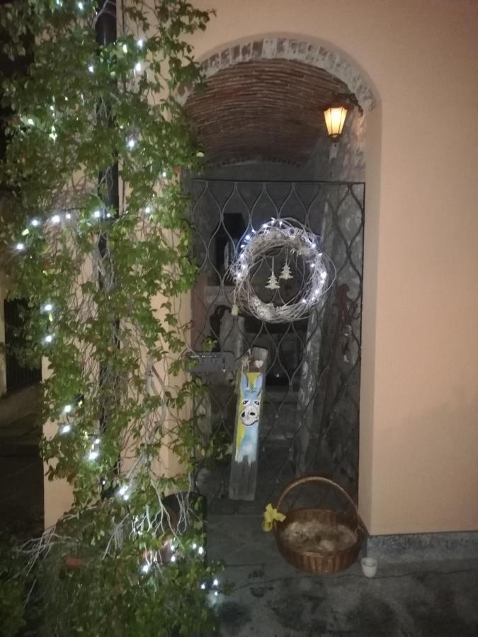 A Due Passi Dal Castello Acomodação com café da manhã Somma Lombardo Exterior foto