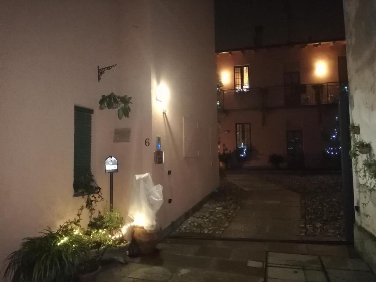 A Due Passi Dal Castello Acomodação com café da manhã Somma Lombardo Exterior foto