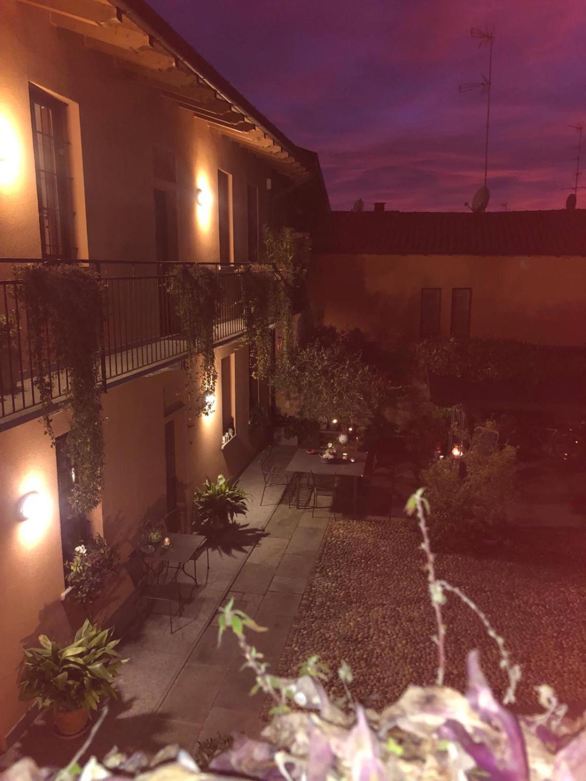A Due Passi Dal Castello Acomodação com café da manhã Somma Lombardo Exterior foto