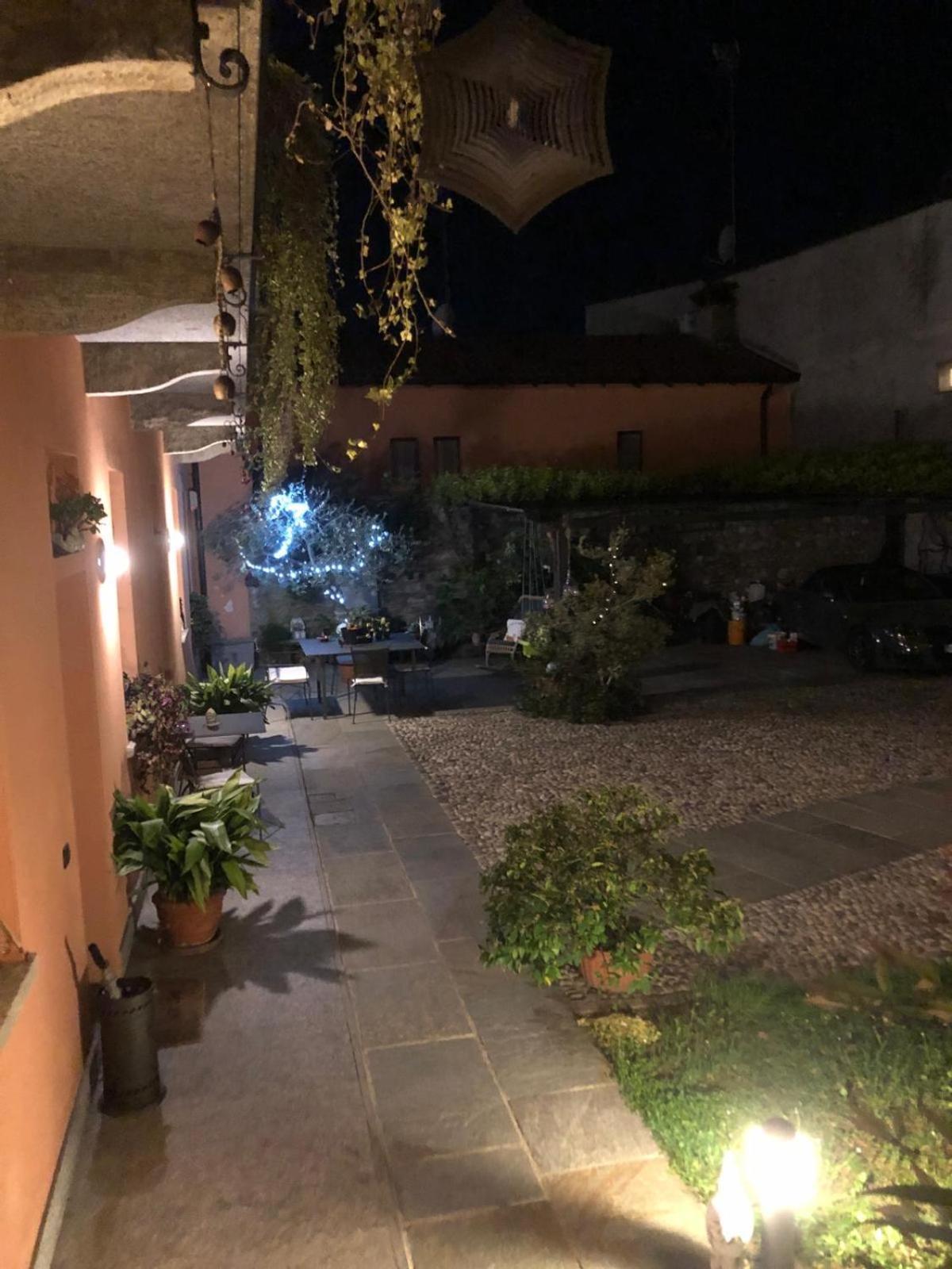A Due Passi Dal Castello Acomodação com café da manhã Somma Lombardo Exterior foto