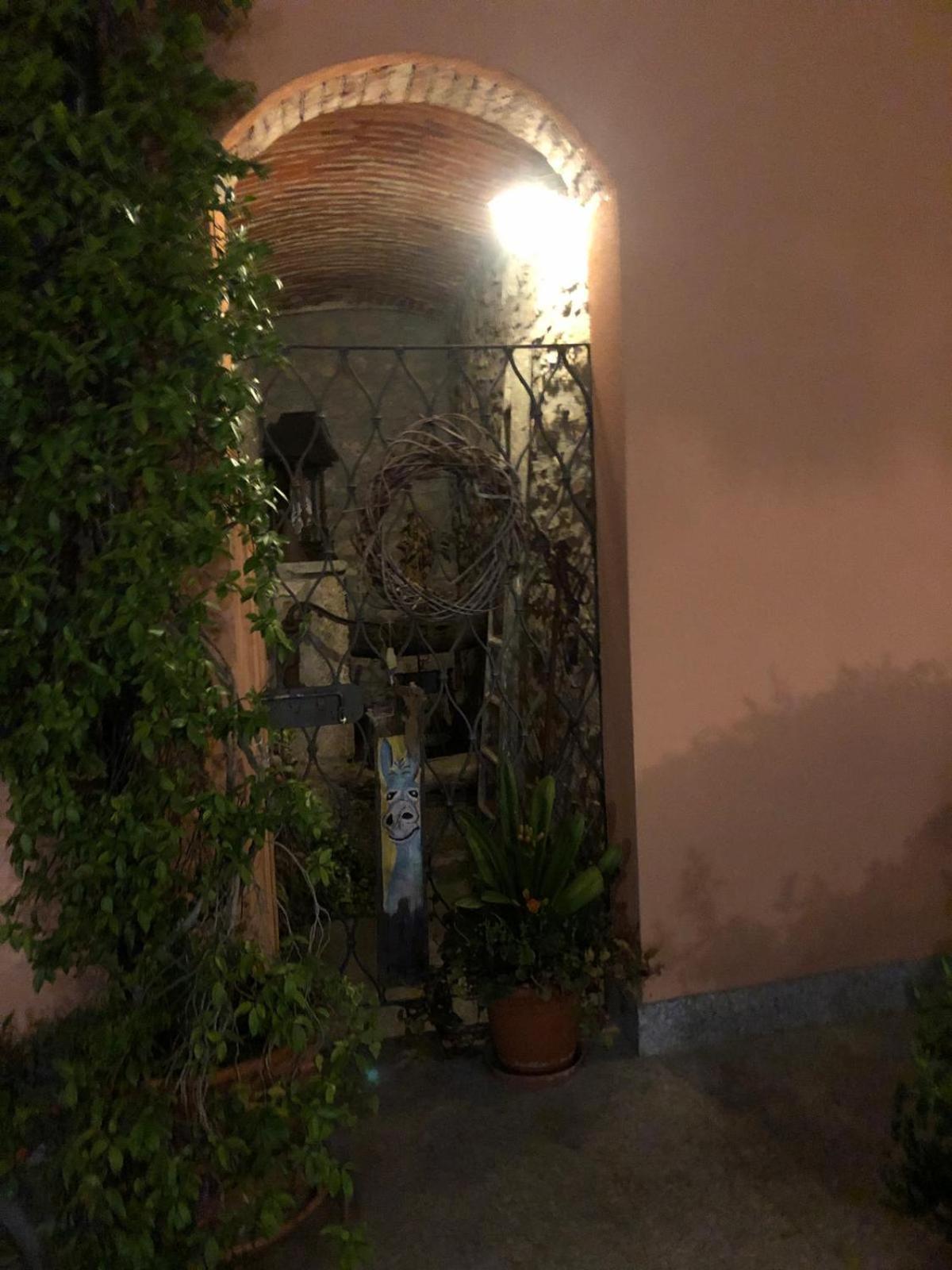 A Due Passi Dal Castello Acomodação com café da manhã Somma Lombardo Exterior foto
