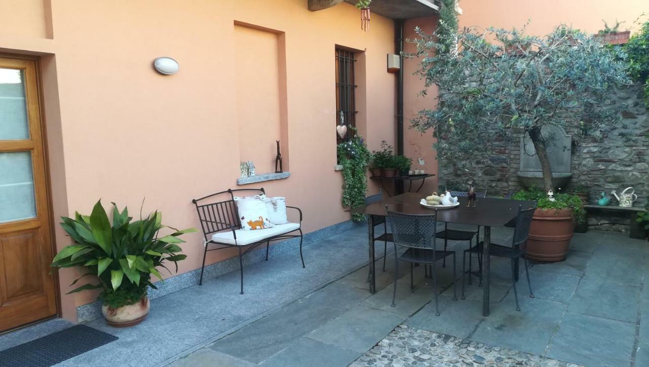 A Due Passi Dal Castello Acomodação com café da manhã Somma Lombardo Exterior foto