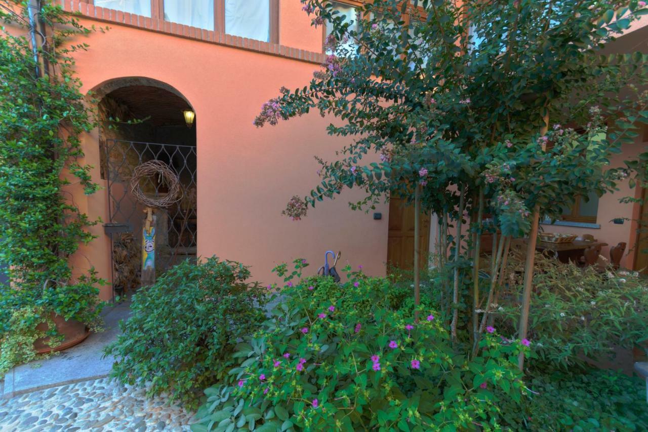 A Due Passi Dal Castello Acomodação com café da manhã Somma Lombardo Exterior foto