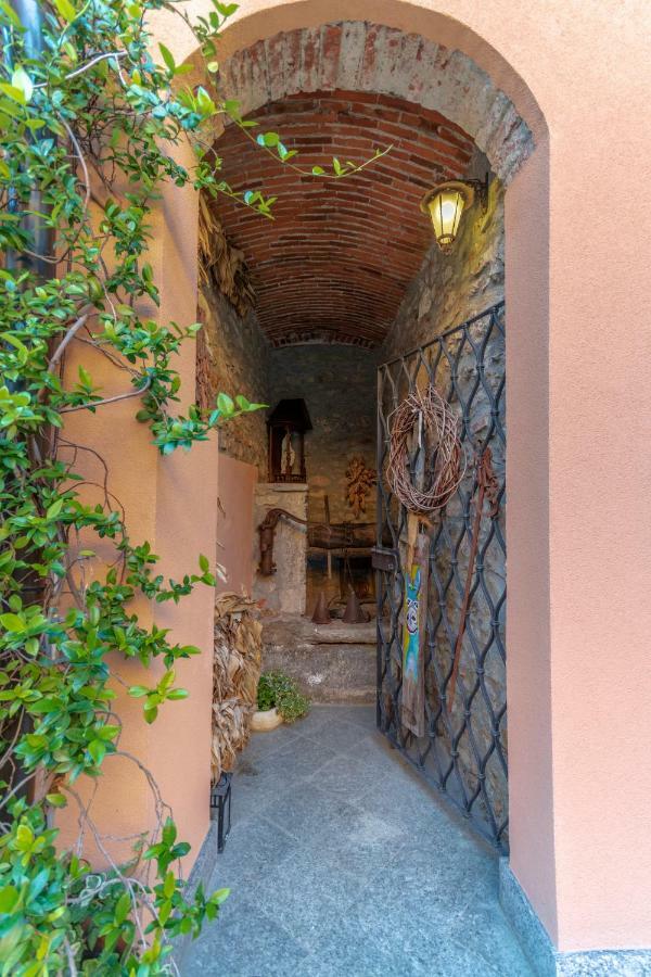 A Due Passi Dal Castello Acomodação com café da manhã Somma Lombardo Exterior foto