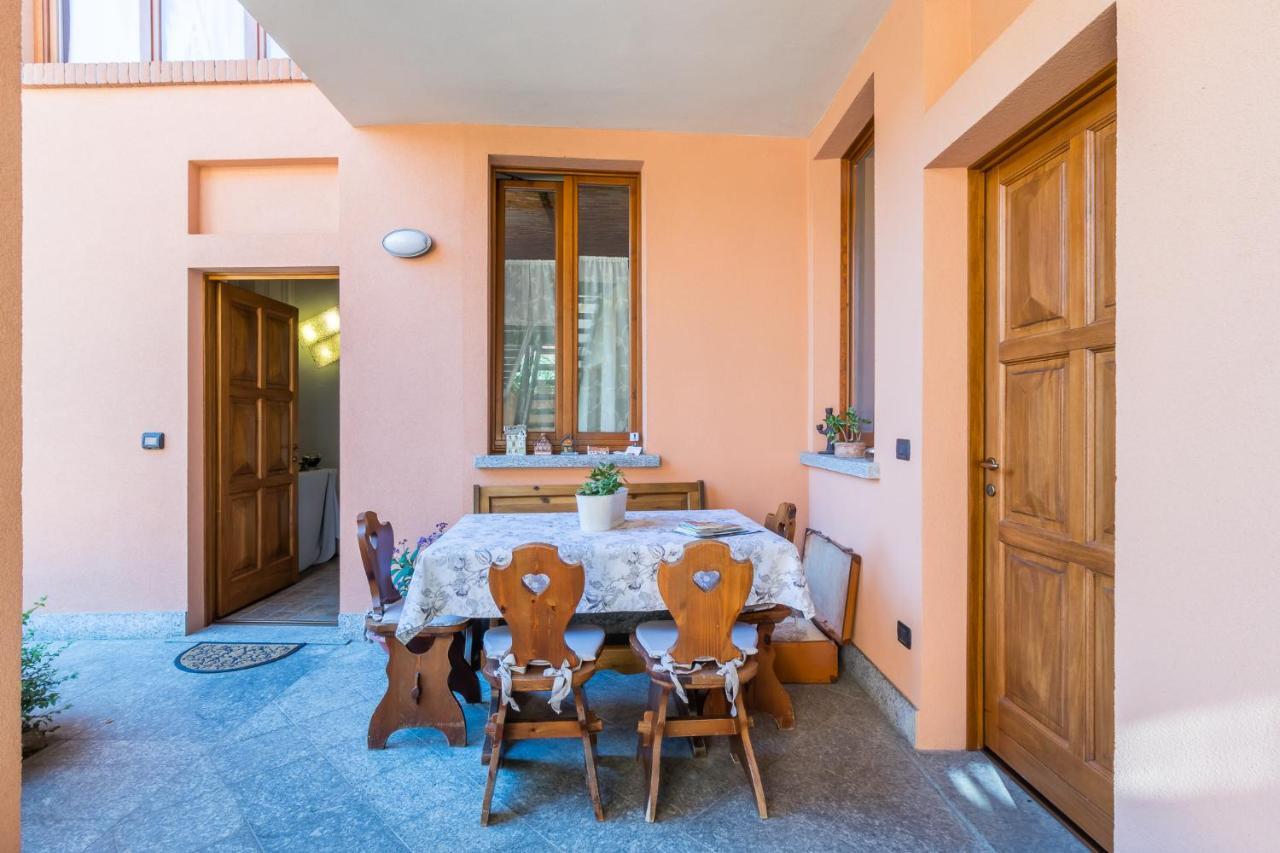 A Due Passi Dal Castello Acomodação com café da manhã Somma Lombardo Exterior foto